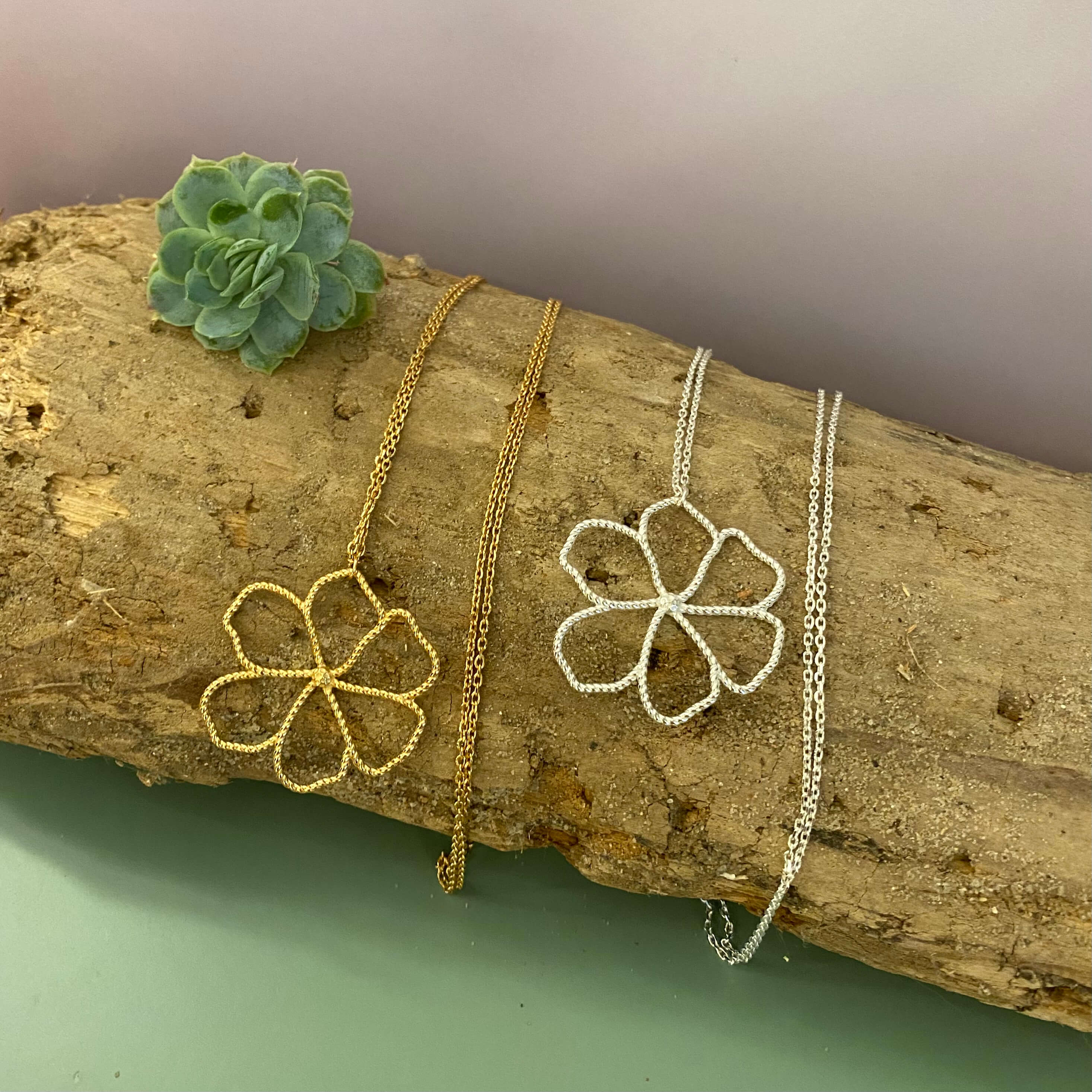 Lange halsk&aelig;der 