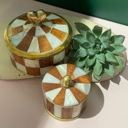 Lille cirkus smykkeske i brun